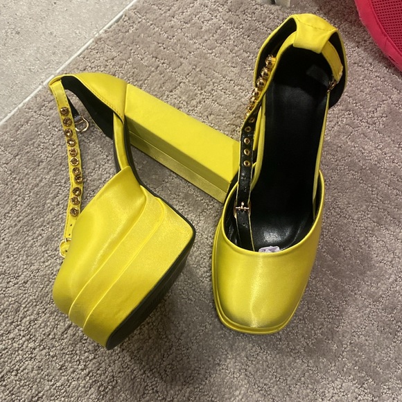 Yellow platforms - Picture 2 of 4